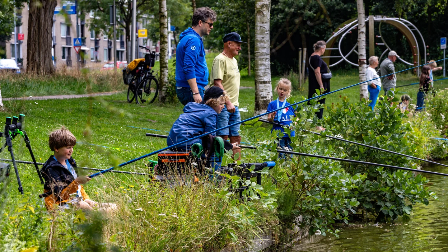 Kinderen ontdekken het plezier van hengelen in de Visparel van Hilversum